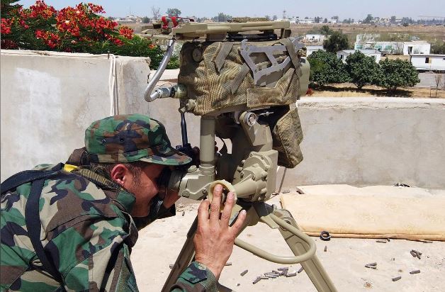 أحد أفراد قوات الحكومة الليبية المعترف بها دوليا في طرابلس خلال معركة ضد قوات شرق ليبيا جنوب طرابلس يوم 22 يونيو 2019. تصوير: يسري الجمال - رويترز